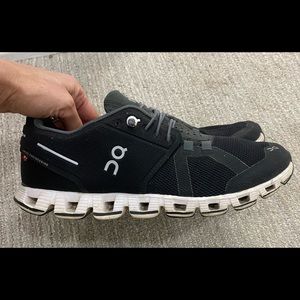 Ladies black ON tennis shoes-size 8.5